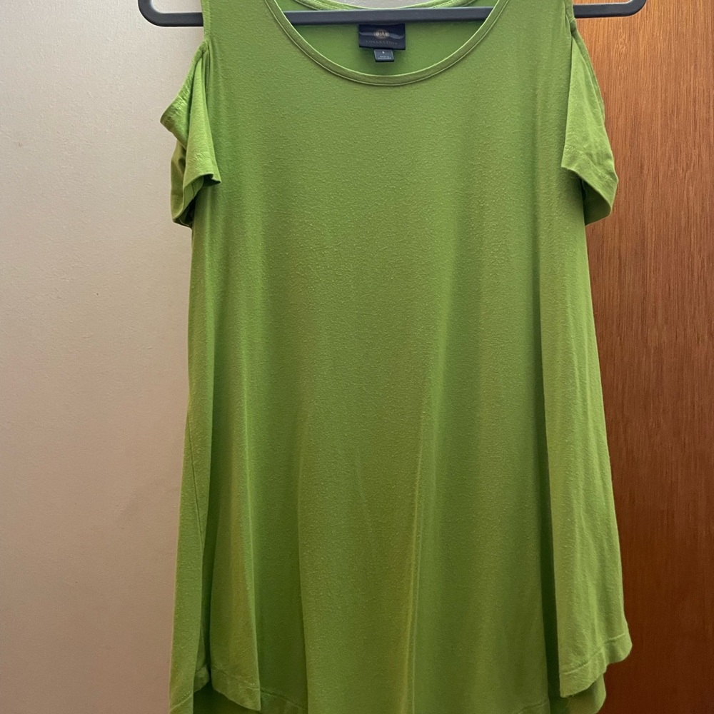Short sleeve, cold shoulder style